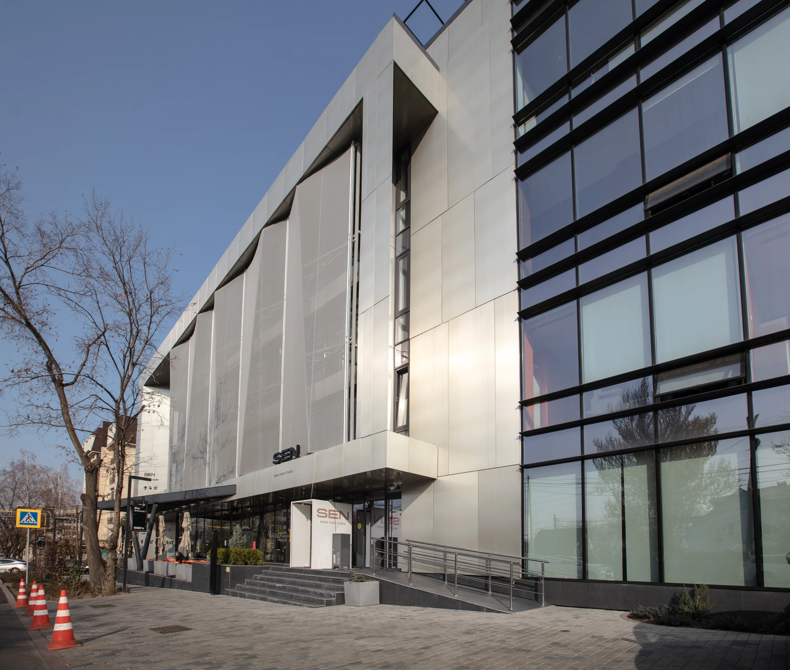 Разворот издания с SEN Art Center